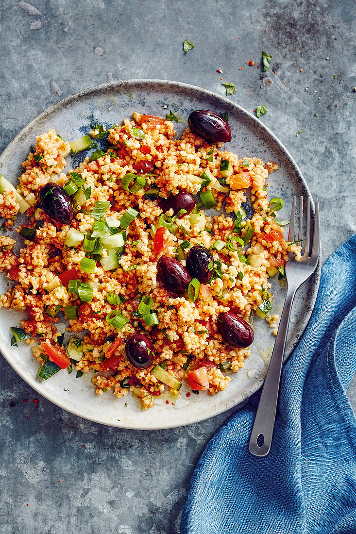 Hirsesalat auf türkische Art mit Tomaten und Oliven