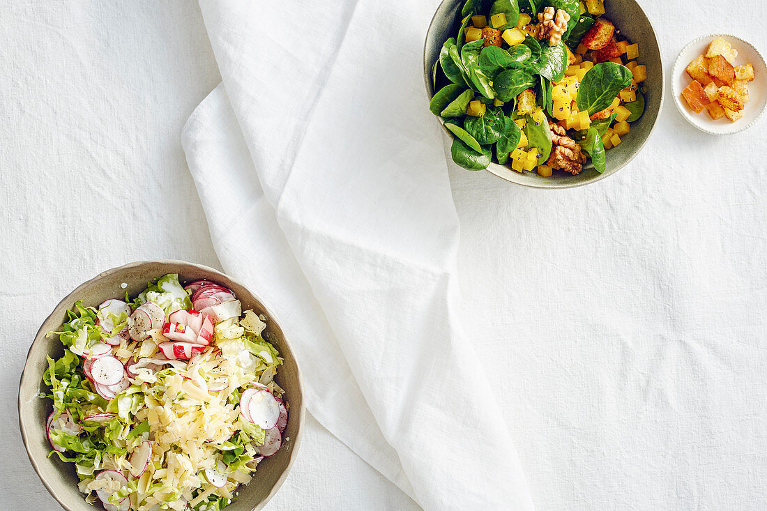 Radieschenrohkost mit Endivie und karamellisierte Steckrüben mit Feldsalat