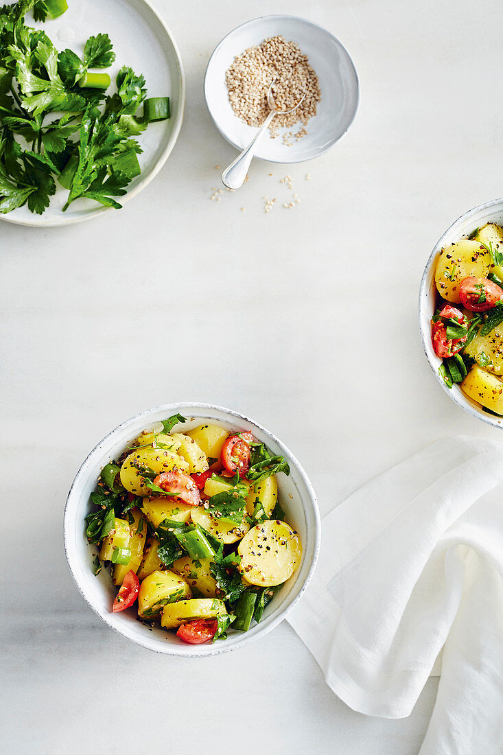 Potato salad with tomatoes and coriander seeds
