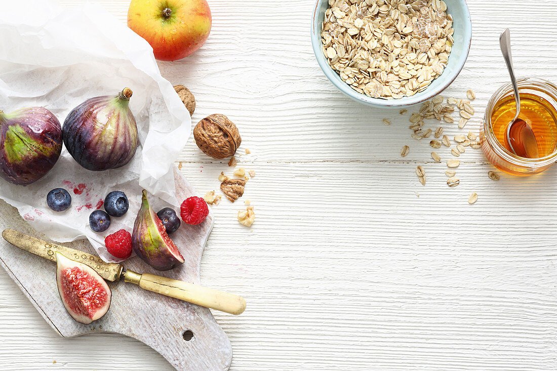 Feigen, Beeren, Walnüsse, Haferflocken und Honig