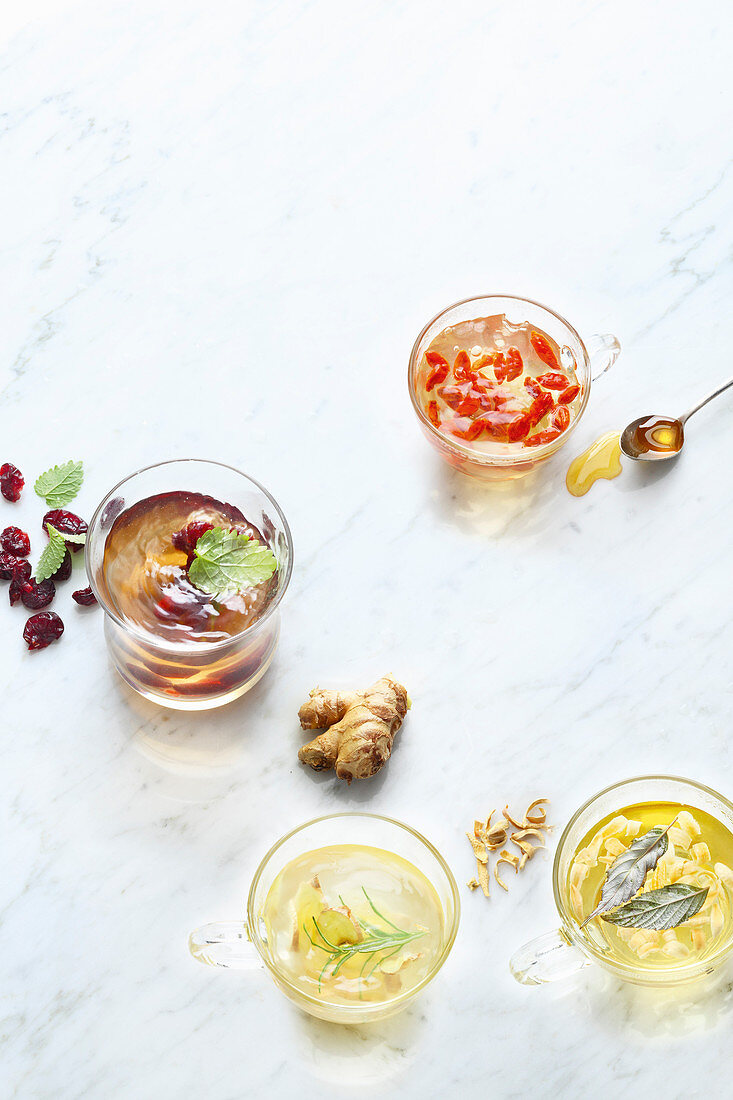 Basentees mit Cranberries, Gojibeeren, Orangenblüten und Ingwer