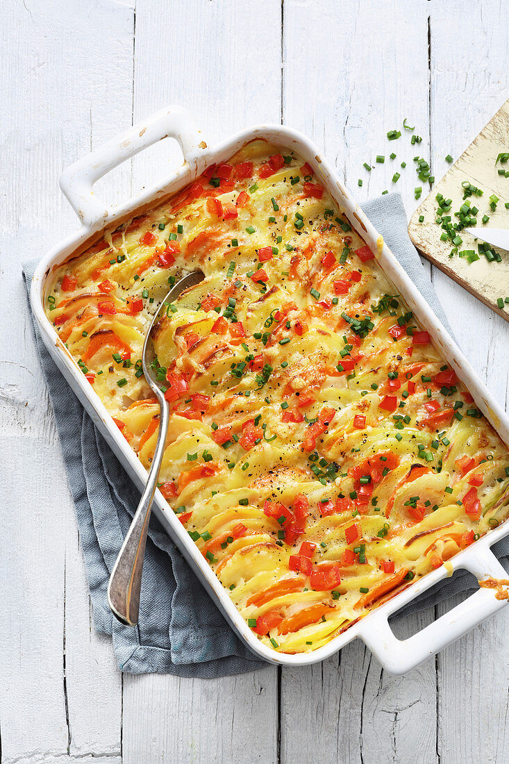 Vegetarisches Kartoffelgratin mit buntem Gemüse