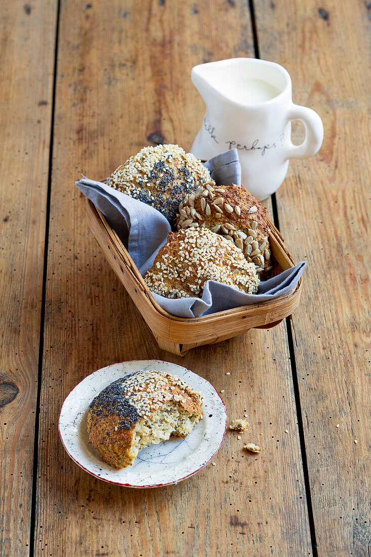 Frischkäse-Chia-Brötchen mit Kernen