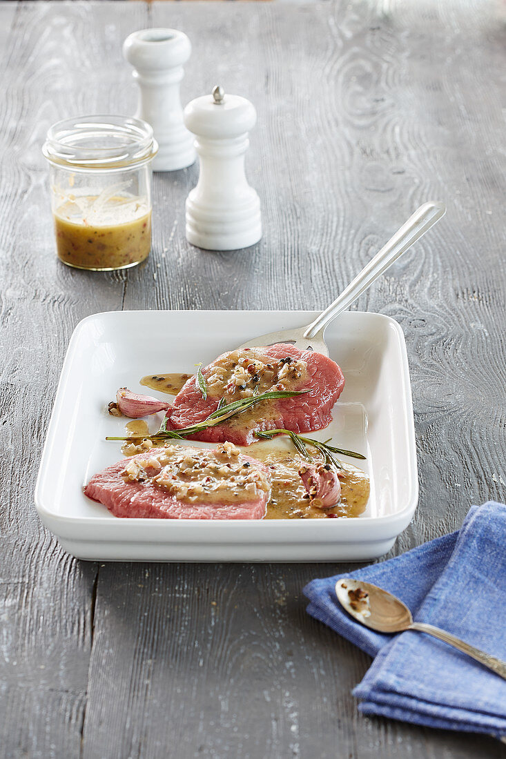 Rohe Steaks mit Pfeffermarinade