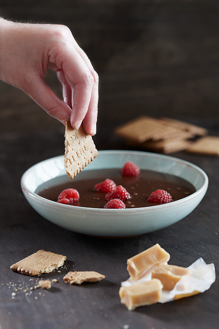 Toffee-Fondue mit Himbeeren und Butterkeksen