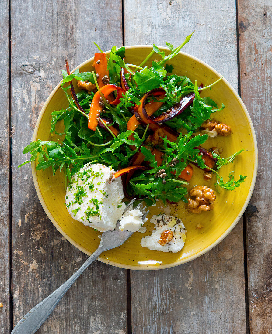 Rocket and carrot salad with goat's cheese