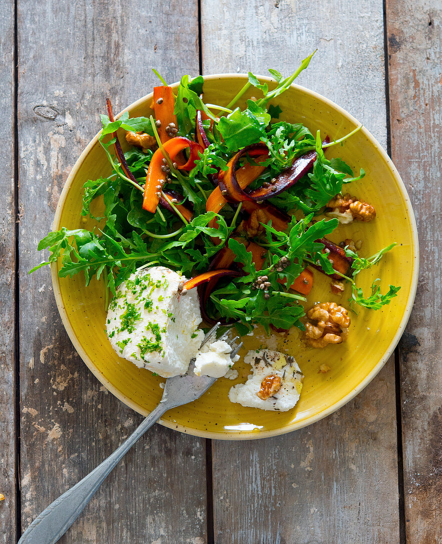 Rucola-Möhren-Salat mit Ziegenkäse