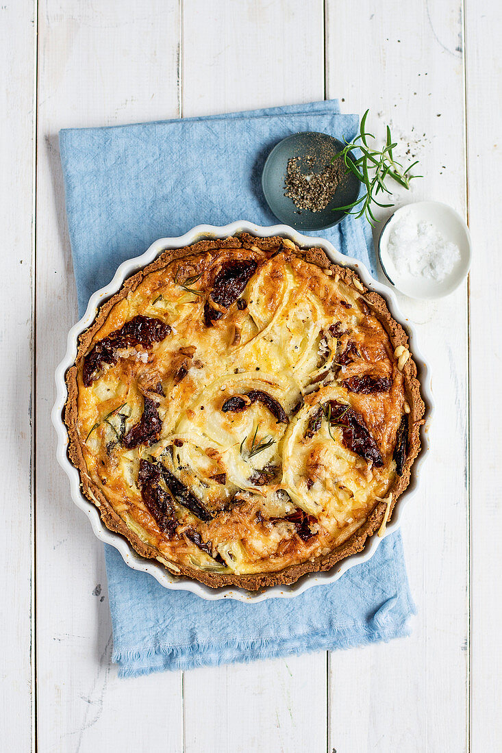 Onion quiche with dried tomatoes
