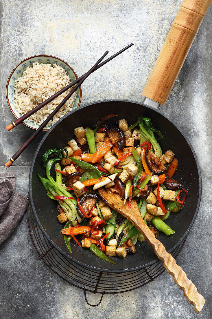 Buntes Wok-Gemüse mit Tofu