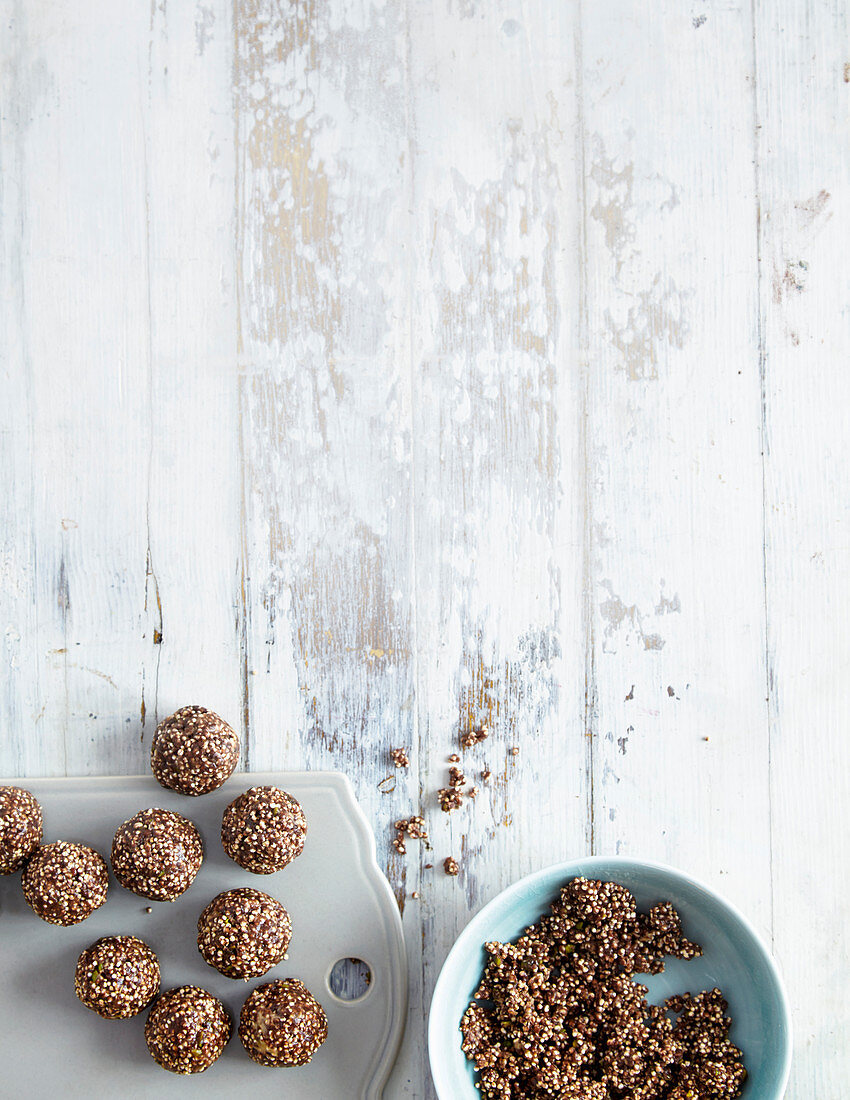 Amaranth and chocolate balls with pistachios