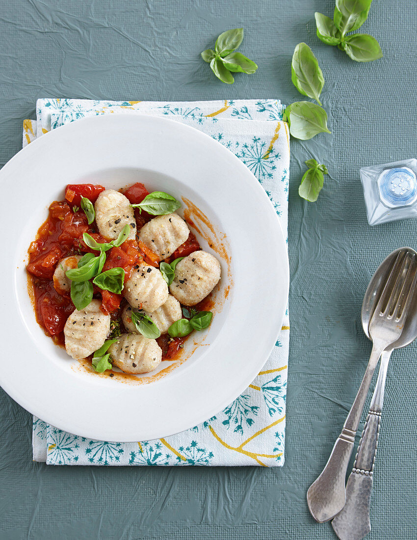Vegane Pastinaken-Gnocchi mit Tomatensauce