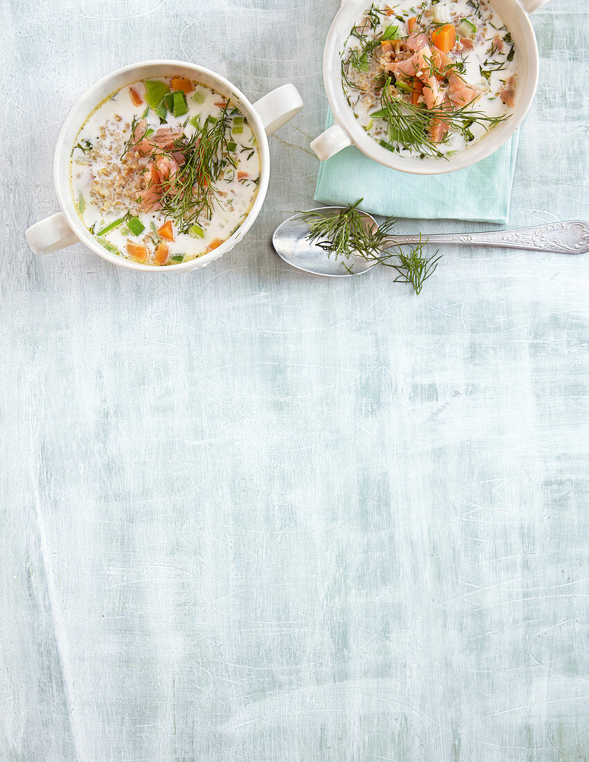 Grünkernsuppe mit Räucherlachs und Dill