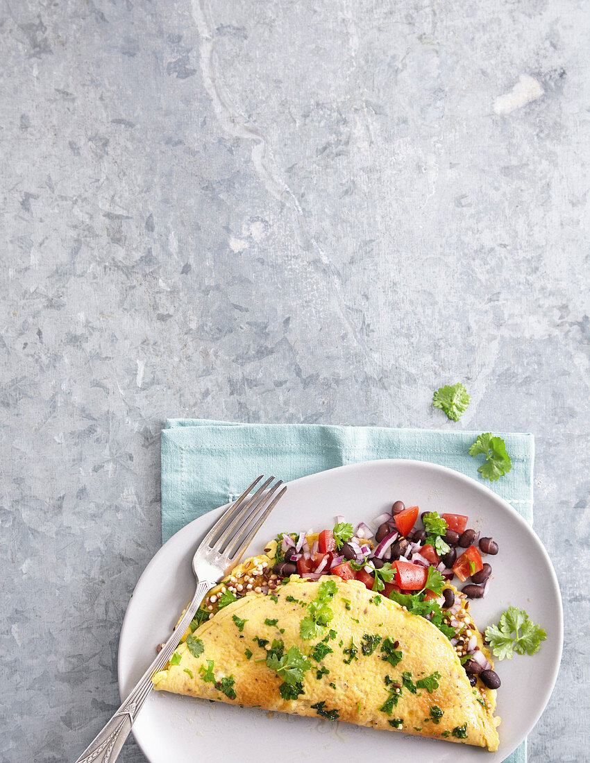 Quinoa-Omelett mit schwarzem Bohnensalat