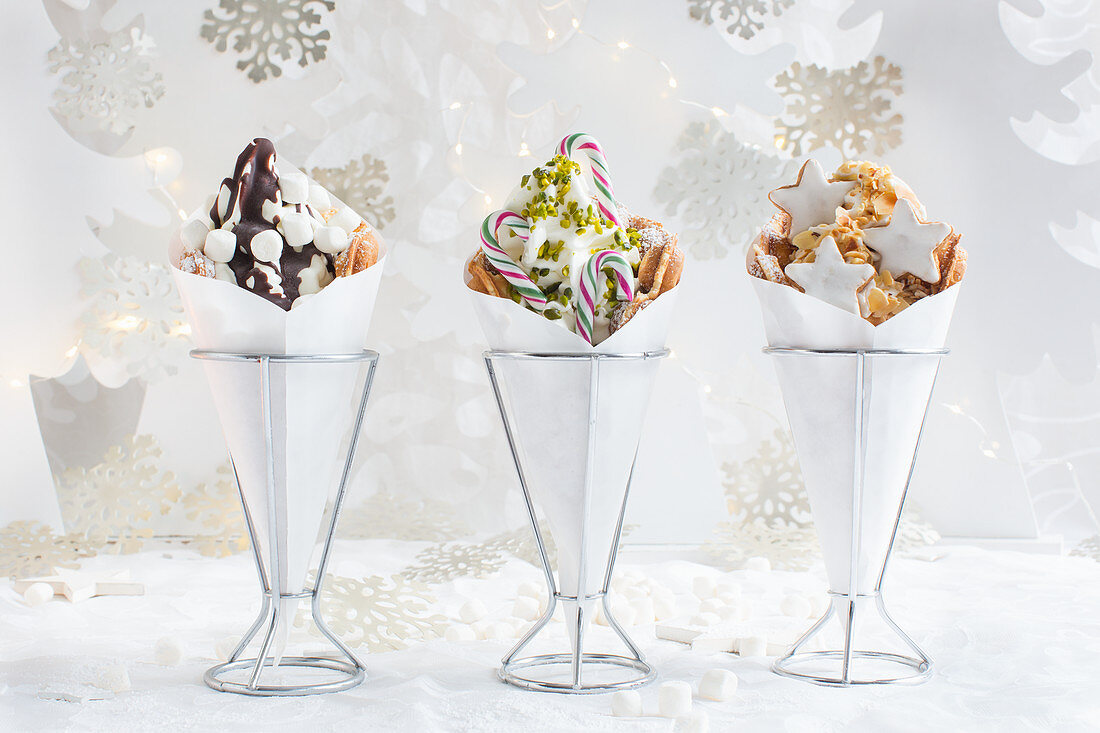 Drei Bubble Waffles mit Frozen Yoghurt und Weihnachtssüssigkeiten