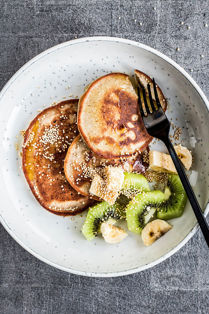 Buckwheat pancakes with amaranth and fruit