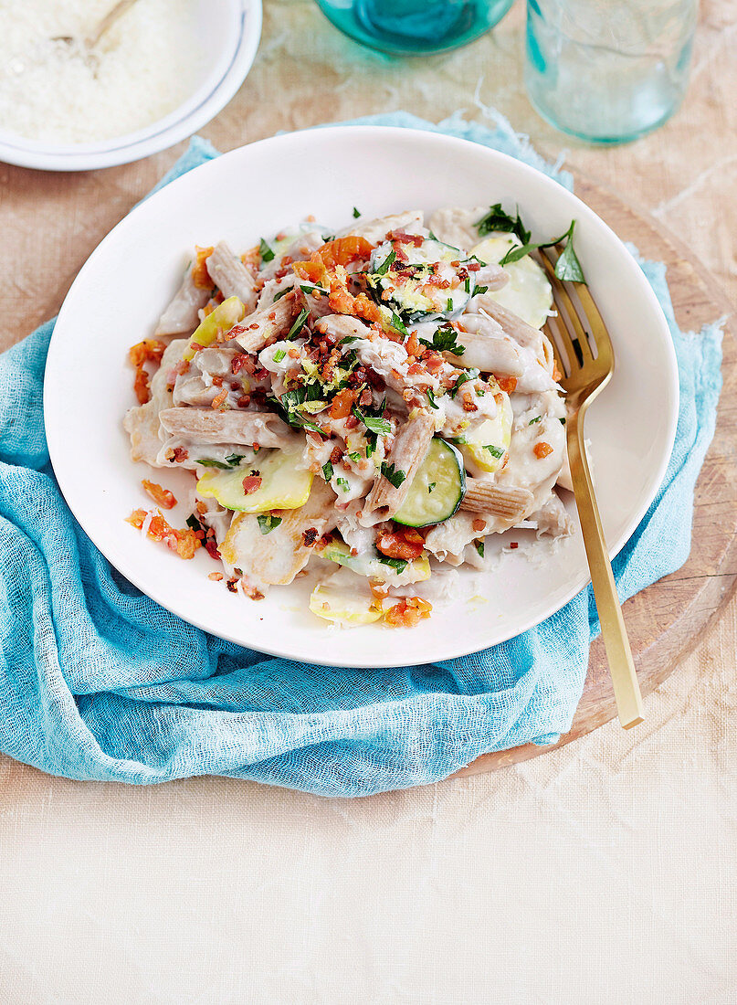 Vollkornpenne mit weißen Bohnen und Hühnerfleisch