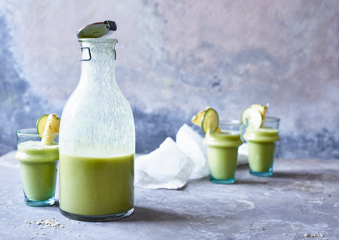 Ananas-Zucchino-Smoothie mit Hanfsaft