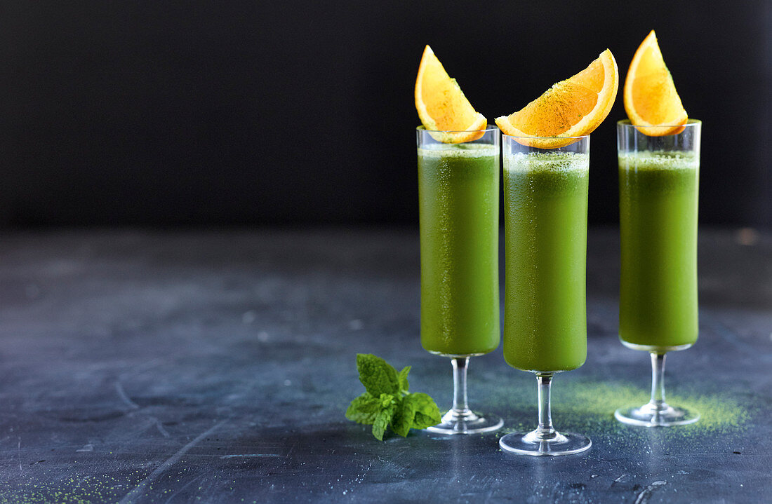 Matcha-Orangen-Limo mit Aloe vera