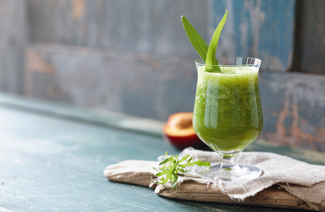 Rocket and peach smoothie with cress and St. John's Wort