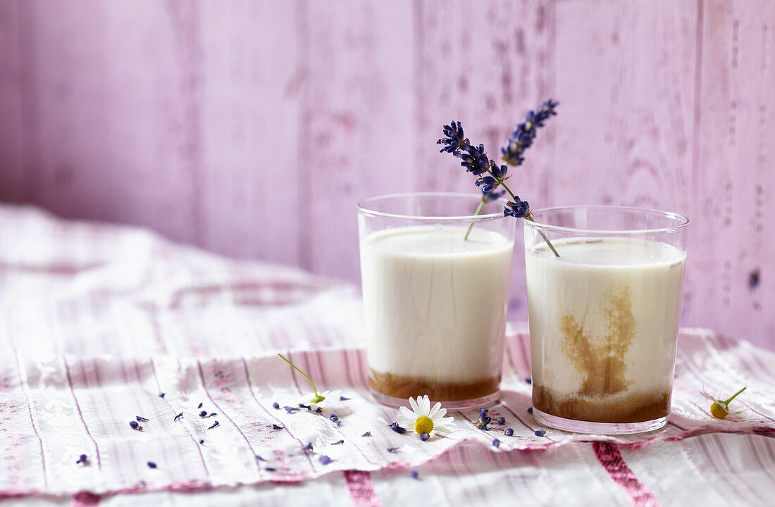 Lavendel-Nussmilch mit Kamille