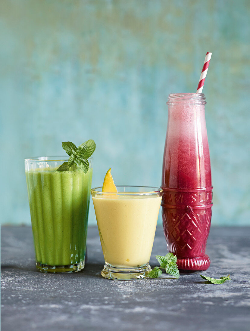 Grüner, gelber und roter Smoothie