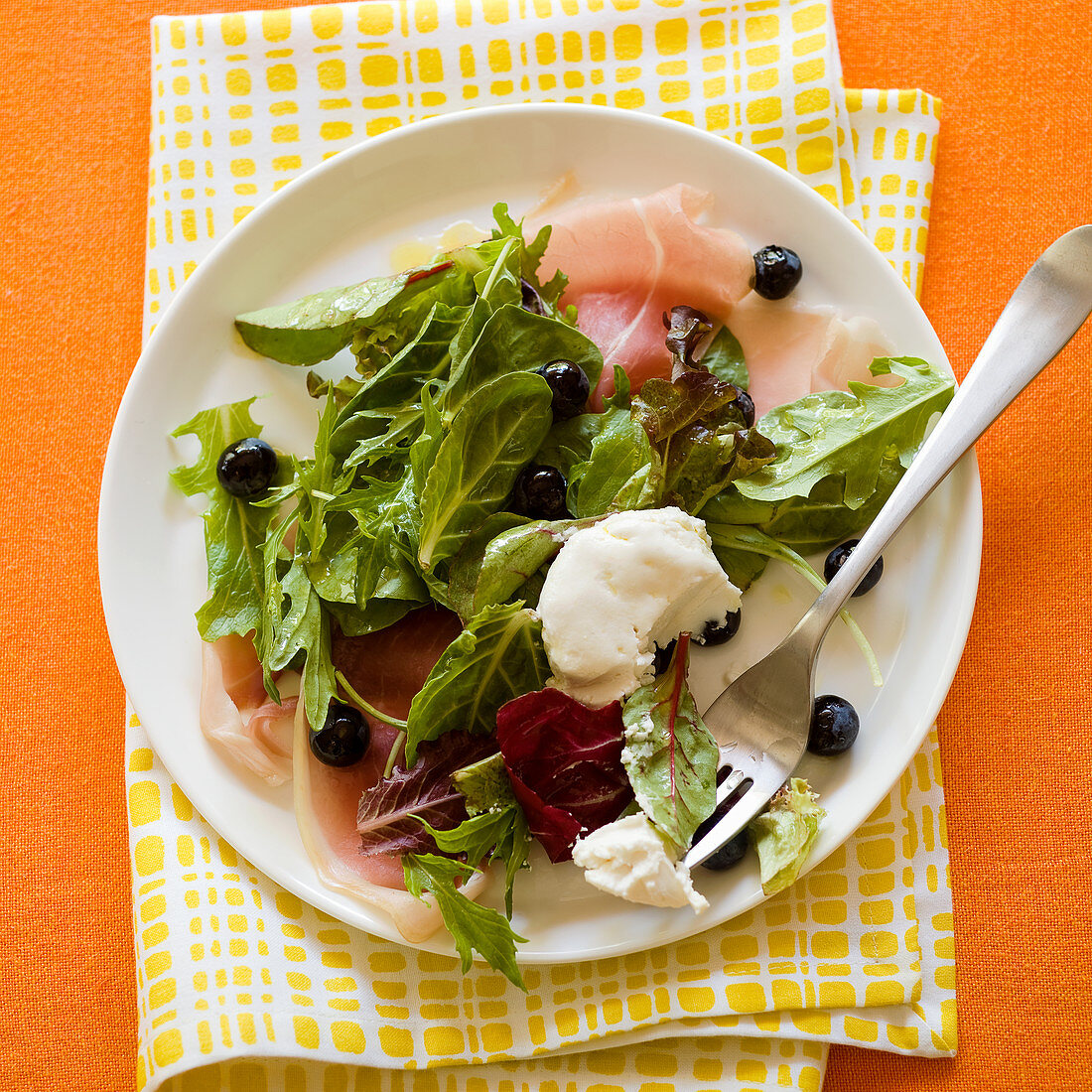 Prosciutto salad with blueberries