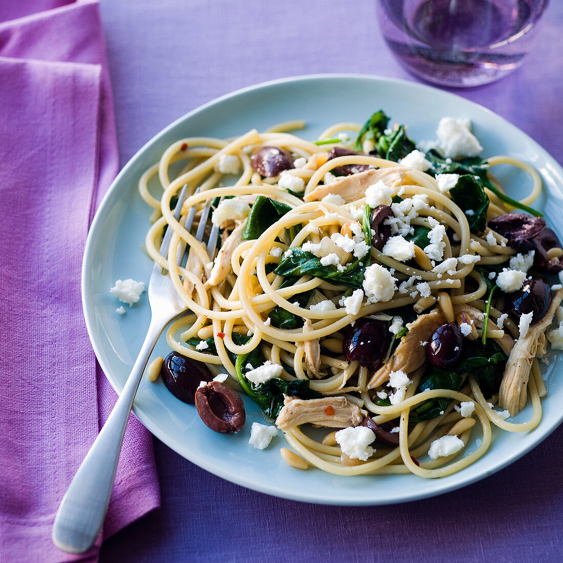 Nudeln mit Hühnerfleisch, Spinat und Kalamata Oliven