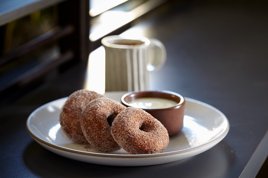 Buchweizen-Donuts mit Creme Anglaise zum Kaffee