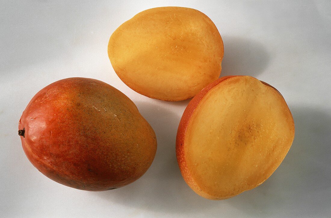 Ganze & halbierte Mango