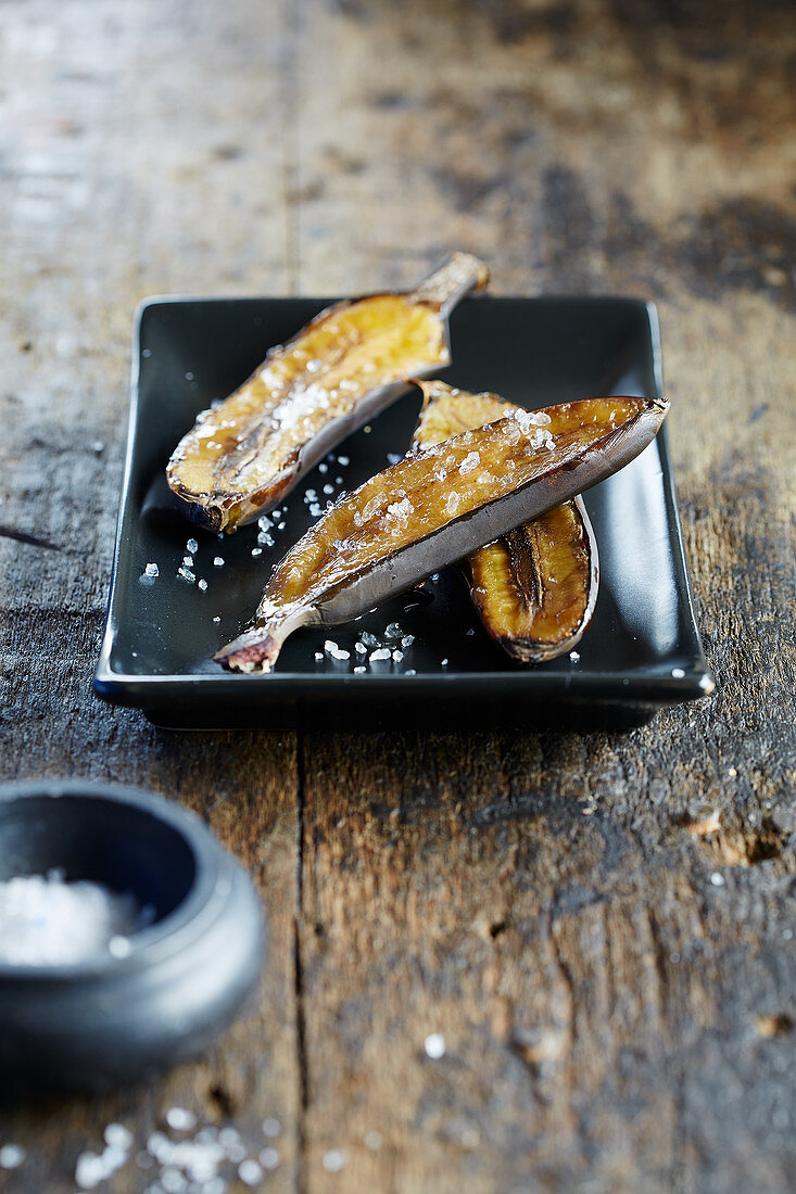 Grilled bananas with salt