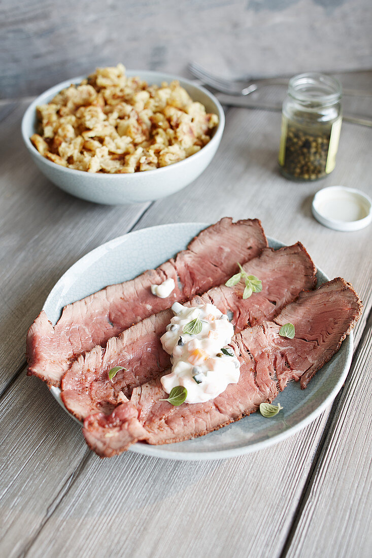 Roast beef with remoulade and mashed potatoes