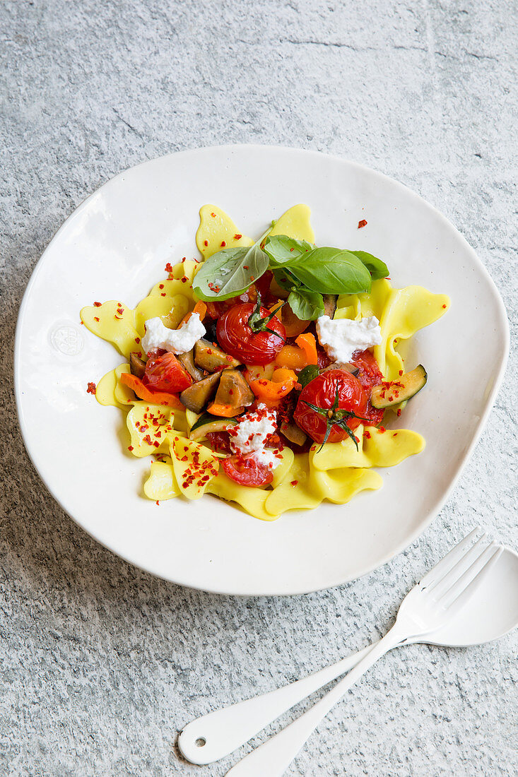 Farfalle alla Siciliana mit buntem Gemüse und Ricotta