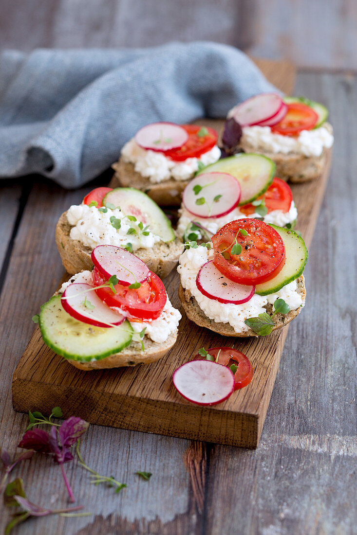 Herb rolls with cottage cheese, tomatoes and cucumber