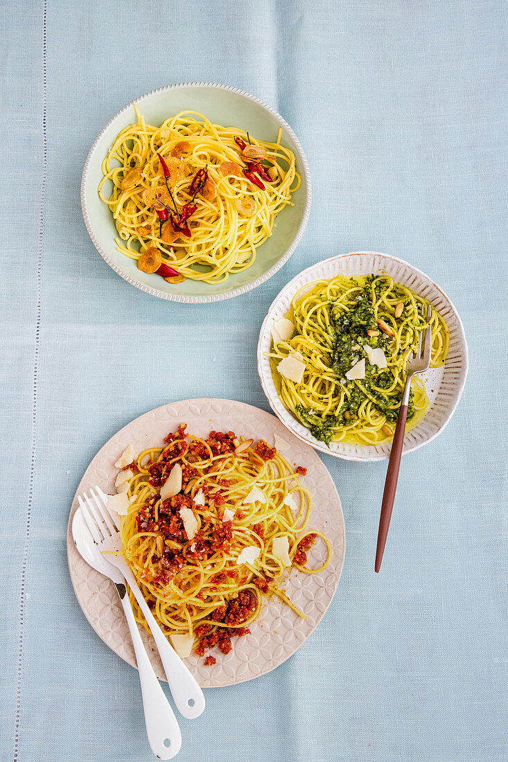 Spaghetti mit Pesto verde, Pesto rosso und Aglio, Olio e Peperoncino