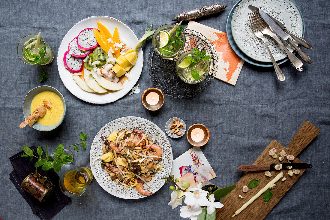 Obstsalat, Pad Thai, Kokossuppe, Zitruslimonade und Mojito