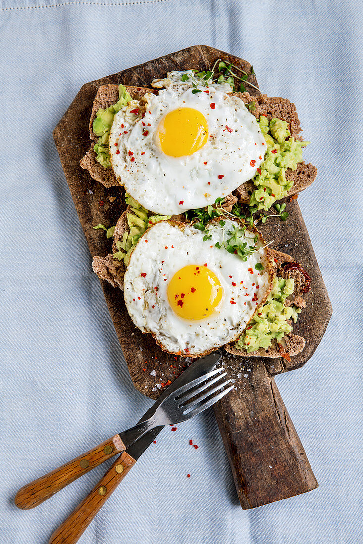 Walnut and spelt bread with avocado mousse and fried eggs