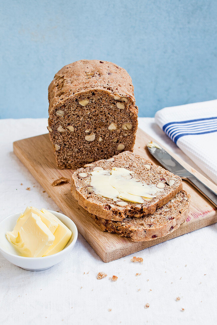Vollkorn-Nuss-Brot mit Butter