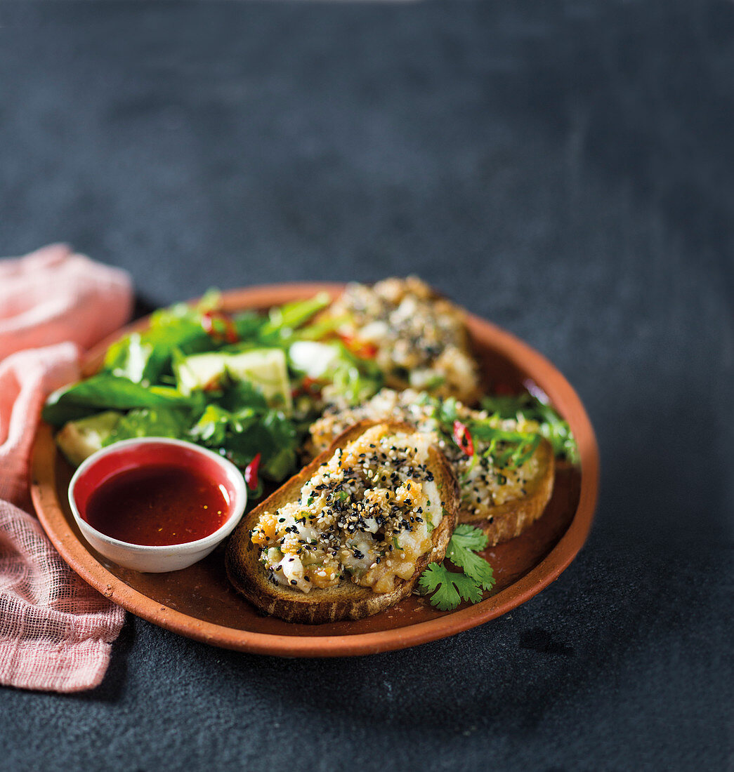 Toasties mit gebackenen Garnelen, Seehecht und Asia-Salat