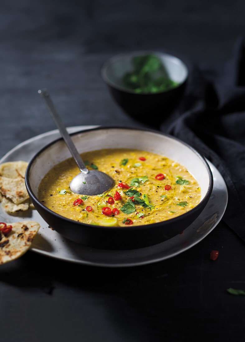 Curry-Mais-Suppe mit Chilis und Kokosmilch