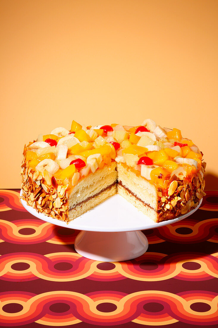 Tutti-frutti cake (trend from the 1970s)