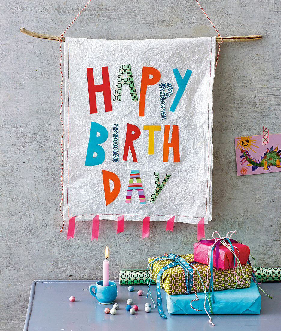 Happy-Birthday-Banner und bunte Geschenke für den Kindergeburtstag