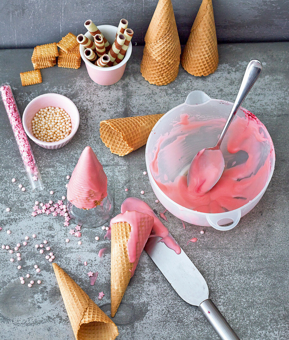 Eiswaffeln mit rosa Zuckerguss und Tortendekor