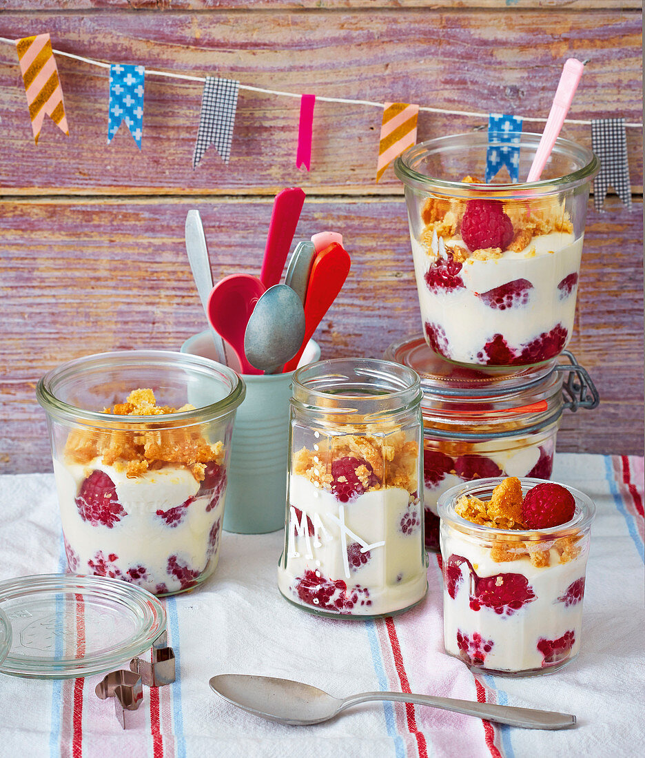 Schichtdessert mit Himbeeren und Kekskrümeln