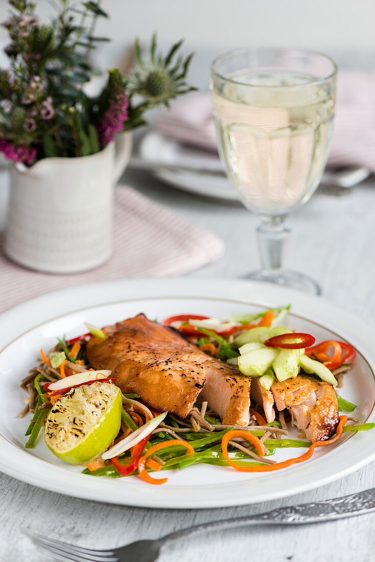 Ahornsirup-Miso-Lachs mit Buchweizennudeln