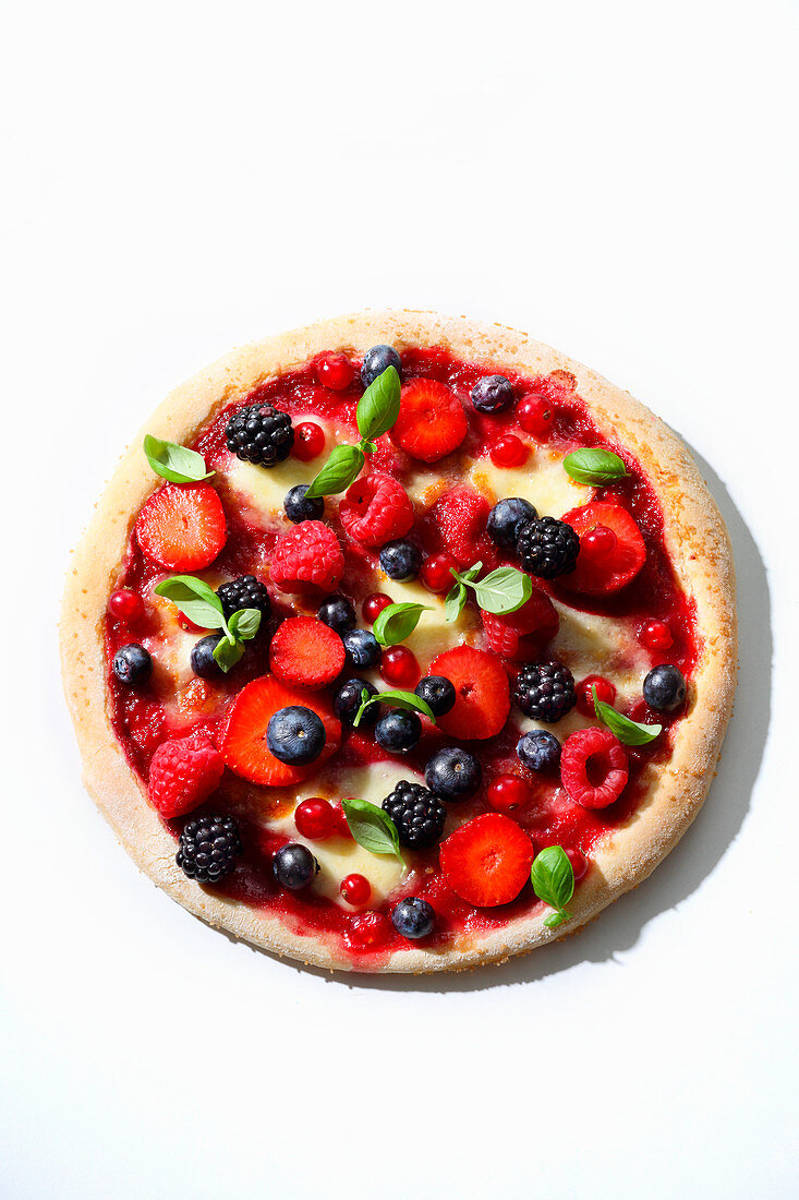 Berry pizza with basil (trend from the 1990s)