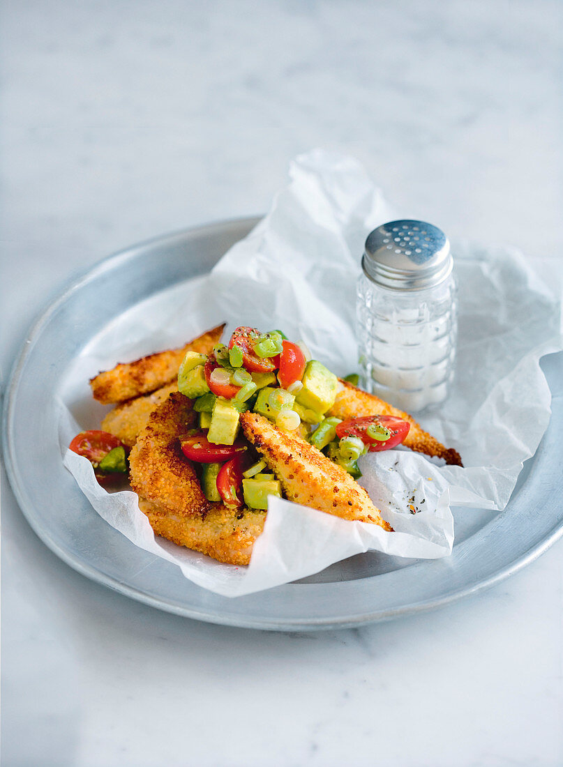 Panierte Hähnchenfilets mit Avocado-Salsa