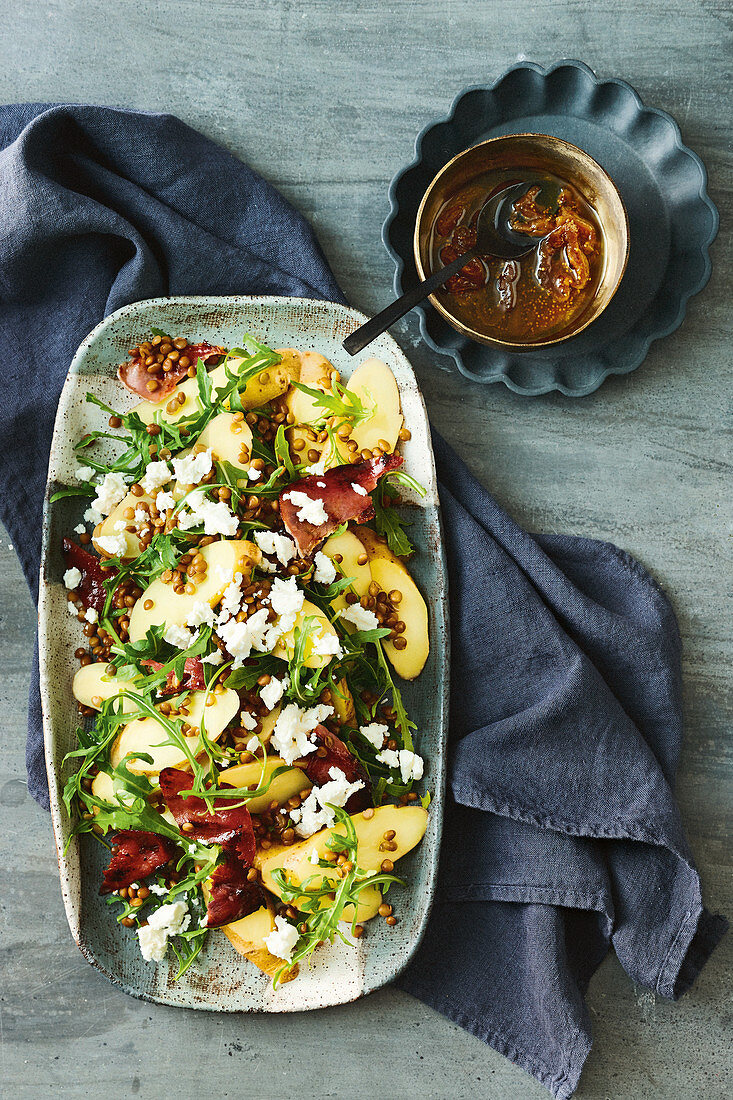 Kartoffelsalat mit Feta, Rucola und Linsen