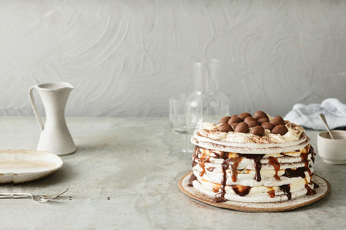 Pavlova mit Karamell- und Nutellasauce