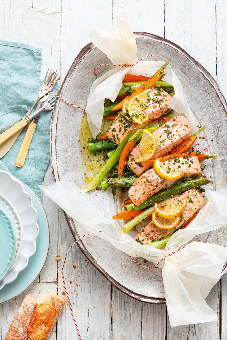 Oven-baked asparagus and salmon parcels