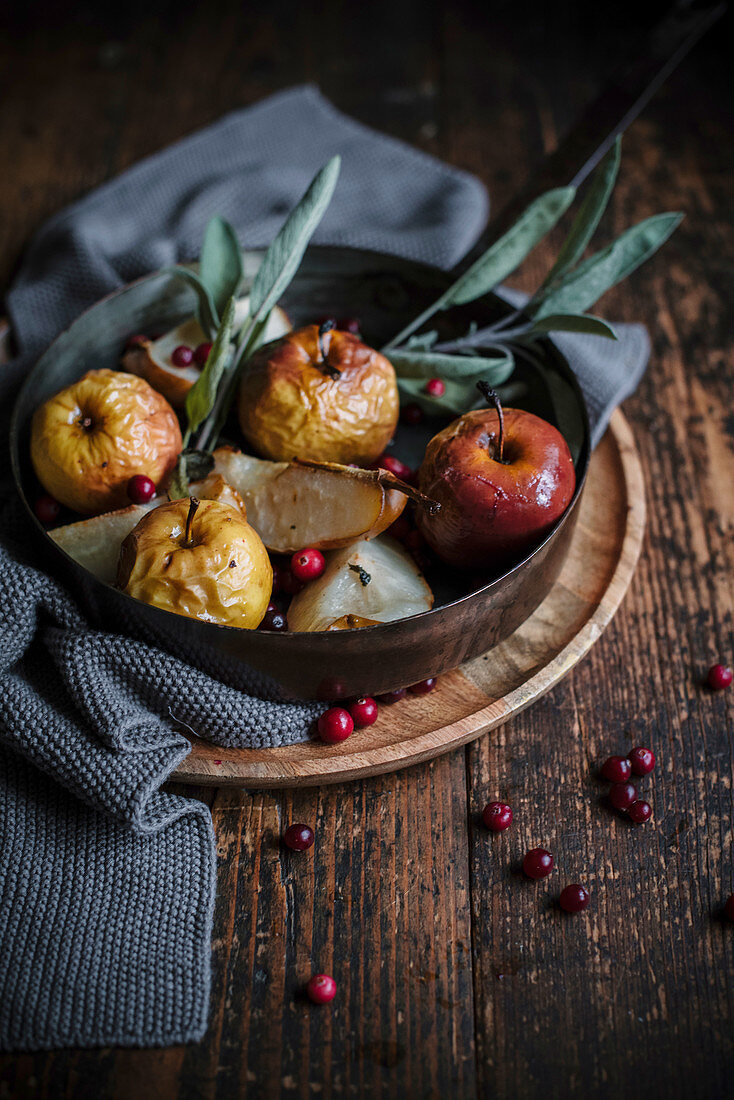 Bratapfel und Bratbirnen mit Cranberries und Salbei